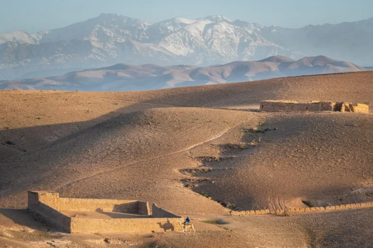 désert d'Agafay...Agafay Desert panoramic view with snowy Atlas Mountains near Marrakech