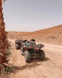 Deux quads garés sur une piste en terre rouge dans le désert d'Agafay près de Marrakech